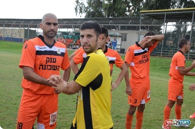 עושים שלום. ברקוביץ' (מימין) וקרגולה לוחצים ידיים לפני המשחק (אמיר אזון)